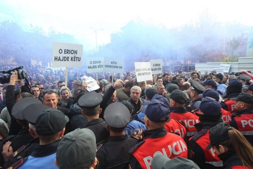 Έρχονται εξελίξεις-«φωτιά» στα Βαλκάνια: Συμπλοκές σκοπιανής αστυνομίας και Αλβανών φοιτητών στο Τέτοβο – Στα «χνάρια» του Κοσόβου τα Σκόπια